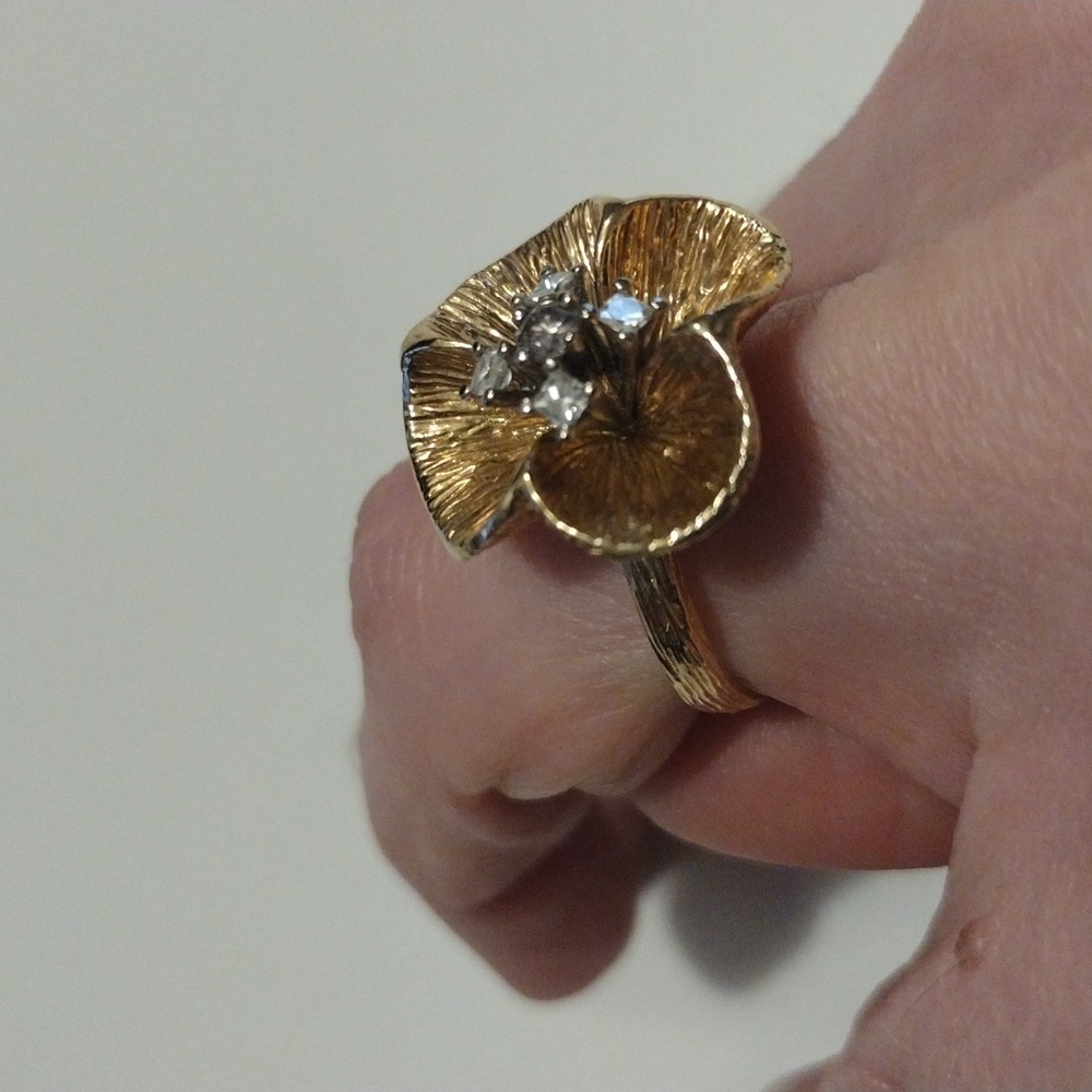 14K Gold Flower Ring with Diamonds - Picture 3 of 5